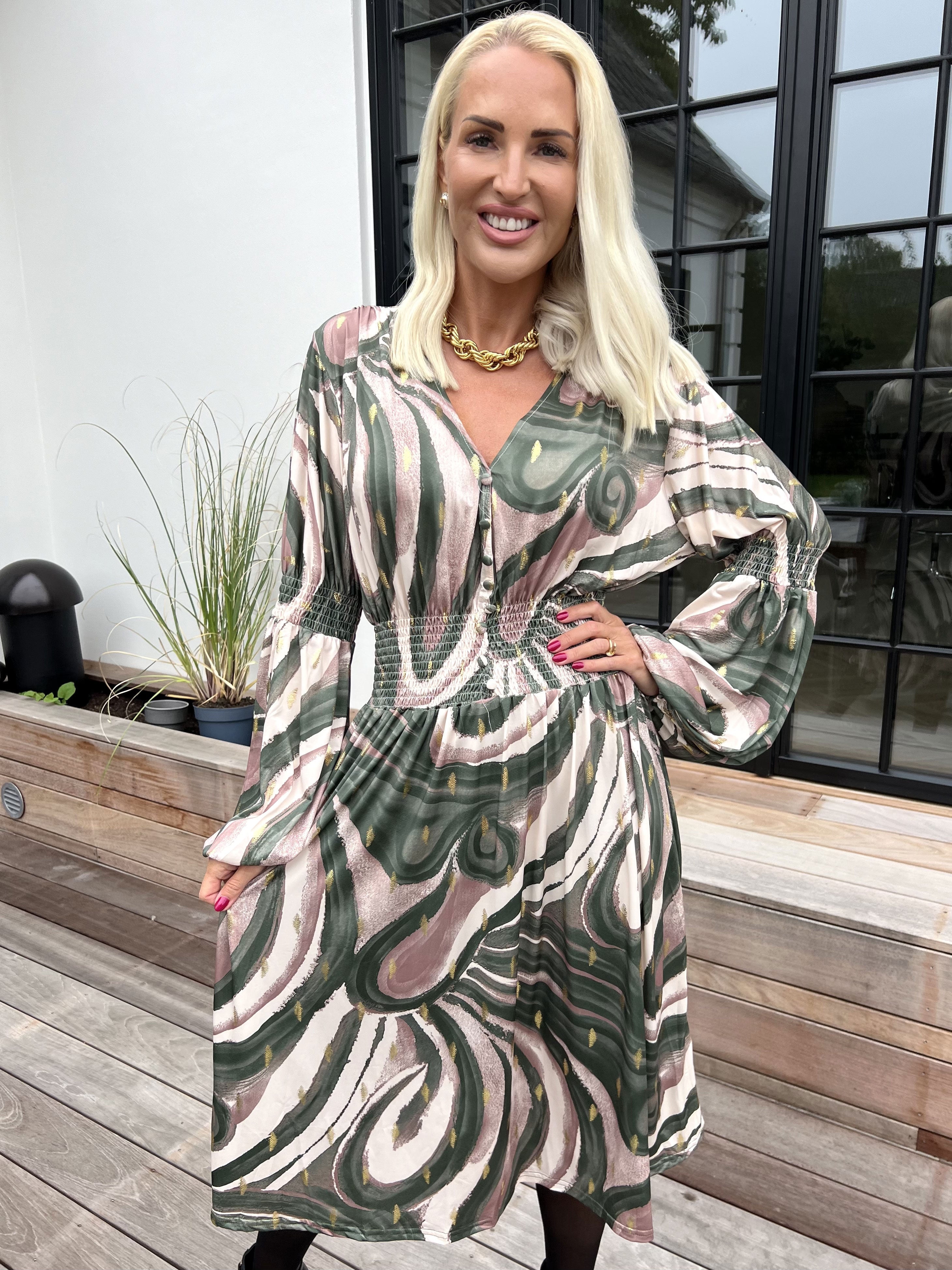 Paige Swirls - Elastisk mønstret kjole med smock og knapper ved brystet